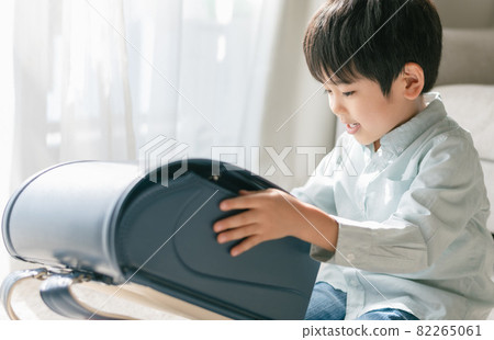 A school bag and a boy 82265061