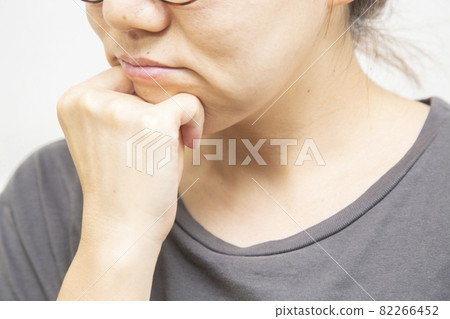 Troubling women Troubling women 82266452