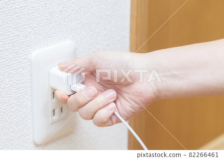 插入插座的女人的手 82266461