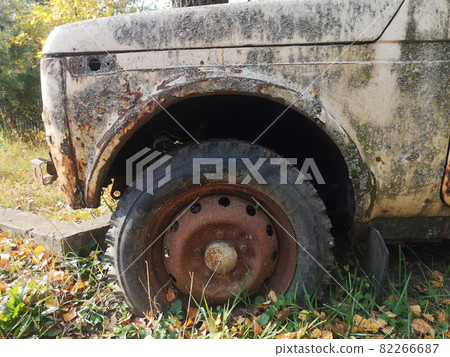 Detail of the wheel of an old abandoned car outside Detail of the wheel of an old abandoned car outside 82266687