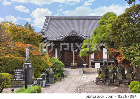 [東京堀切] 多門寺院落的秋葉和供奉弘法大師的和平觀音像。 82267884