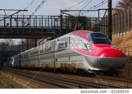 Akita Shinkansen E6 series going to the Tohoku Shinkansen (combined with E5 series) 82268034