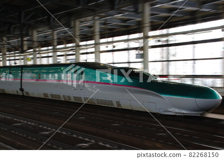 Tohoku Shinkansen E5 series (single shot, panning) 82268150