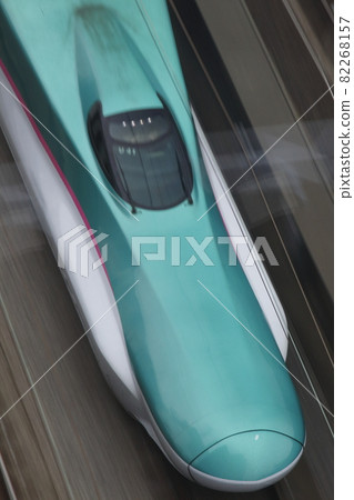 Tohoku Shinkansen E5 series (single shot, panning) 82268157
