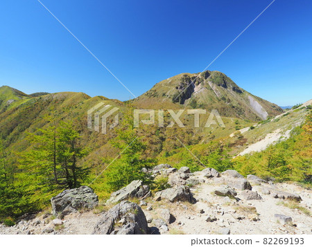 Mt. Oku-Shirane from the vicinity of the summit of Mt. Mae-Shirane 82269193