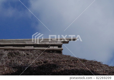 老房子的茅草屋頂 老房子的茅草屋頂 82269209