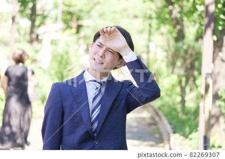 烈日下的商人 82269307