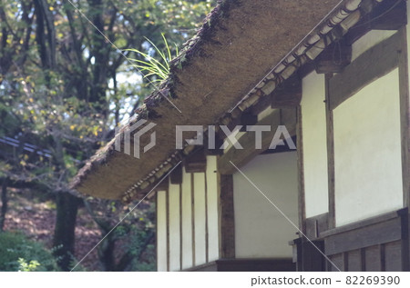 老房子的茅草屋頂 老房子的茅草屋頂 82269390