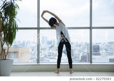 運動裝的女性 82270363