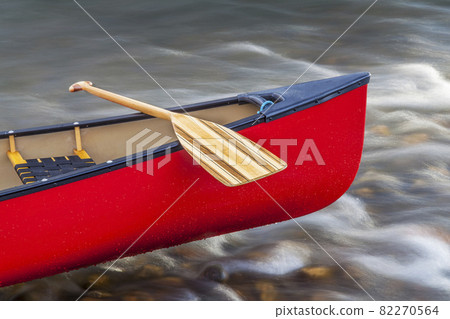 canoe bow with paddle 82270564
