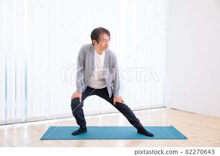 中老年男子在房內訓練(屈伸/伸腿) 中老年男子在房內訓練(屈伸/伸腿) 82270643