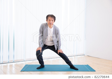 中老年男子在房內訓練(屈伸/伸腿) 中老年男子在房內訓練(屈伸/伸腿) 82270644