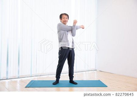 中老年男子在房間訓練(站立) 中老年男子在房間訓練(站立) 82270645