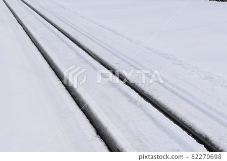 穿過雪地的鐵軌 穿過雪地的鐵軌 82270698