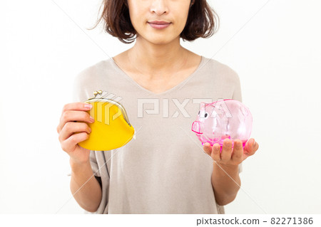 Middle woman with a purse Middle woman with a purse 82271386