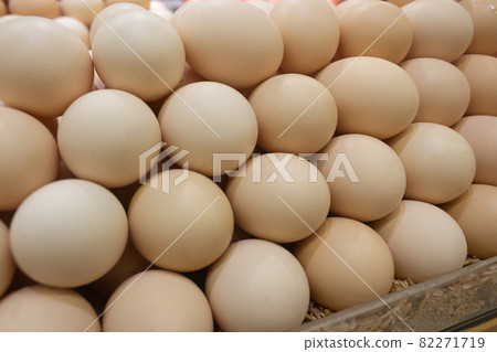 市場上出售的新鮮雞蛋 市場上出售的新鮮雞蛋 82271719