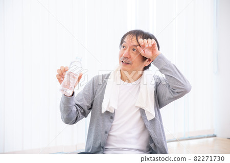 中年男子在房間裡訓練 中年男子在房間裡訓練 82271730