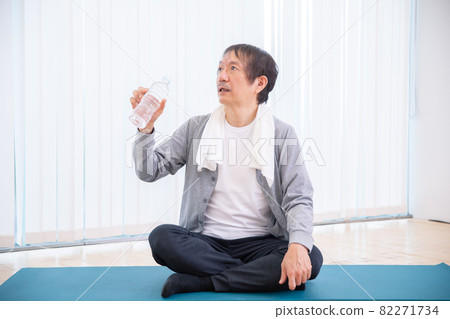 中年男子在房間裡訓練 82271734