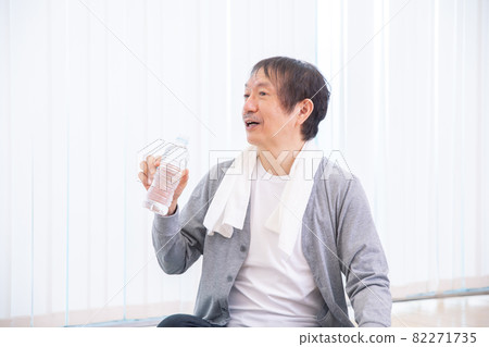 中年男子在房間裡訓練 中年男子在房間裡訓練 82271735