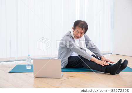 Middle-aged and older men training online (flexible gymnastics) 82272308