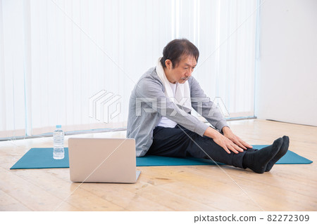 Middle-aged and older men training online (flexible gymnastics) 82272309