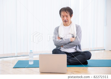 Middle-aged and older men training online (thinking) Middle-aged and older men training online (thinking) 82272311