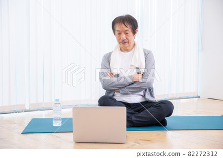 Middle-aged and older men training online (thinking) Middle-aged and older men training online (thinking) 82272312