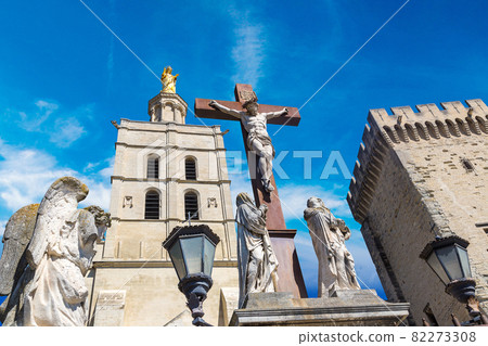 Cathedral and Papal palace in Avignon 82273308