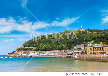 Old hardbour in San Sebastian 82273410