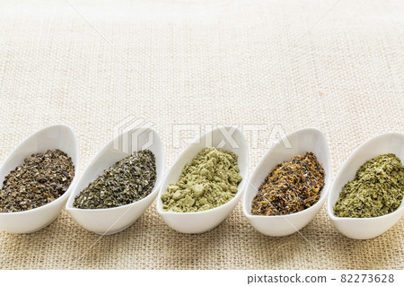 seaweeds - diet supplements 82273628