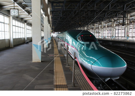 東北新幹線 E5 系列停在北上站 82273862