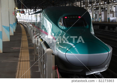 東北新幹線 E5 系列停在北上站 82273863