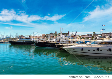 Yachts anchored in port in Cannes Yachts anchored in port in Cannes 82273963