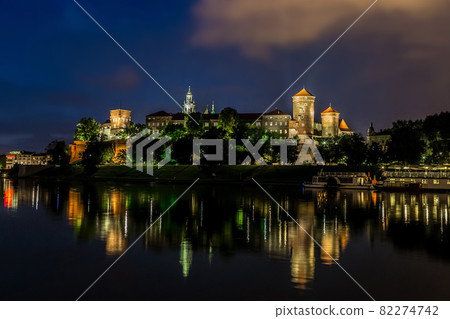 Krakow at night. Wawel Castle 82274742