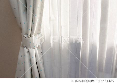 陽光透過薄薄的窗簾照進房間 陽光透過薄薄的窗簾照進房間 82275489