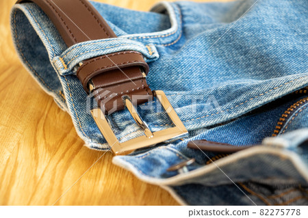 藍色牛仔褲和皮帶 82275778