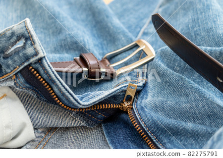 藍色牛仔褲和皮帶 82275791