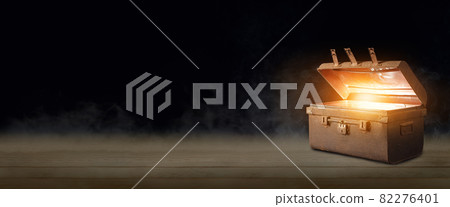 Open the glowing ancient treasure chest. Open the glowing ancient treasure chest. 82276401