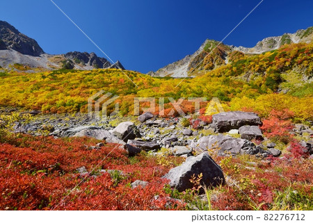 Kaoru Serizawa's Autumn Leaves and Hotaka Mountain 82276712