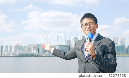 Male reporter introducing the city Male reporter introducing the city 82278368