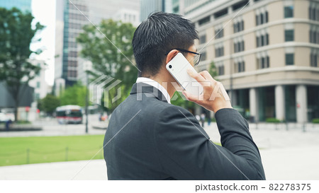 A man talking on a smartphone 82278375
