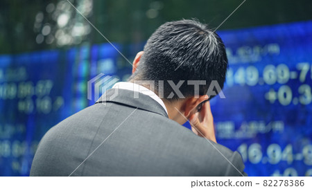 在股票板前的一個沮喪的人 82278386