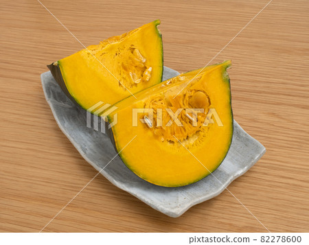 Cut pumpkin 82278600