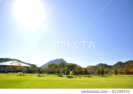 [Shiga Prefecture Kibogaoka Cultural Park Blue Sky and Vast Lawn] Outdoor Image 82280743