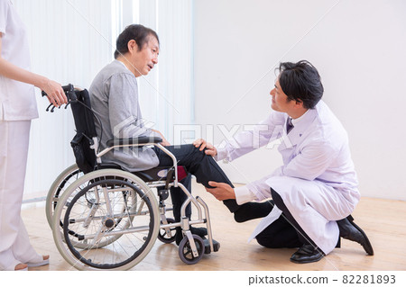 Wheelchair patient and doctor (feet) 82281893
