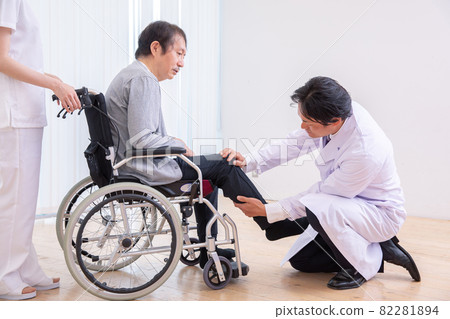 Wheelchair patient and doctor (feet) 82281894