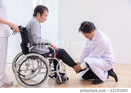 Wheelchair patient and doctor (feet) 82281895
