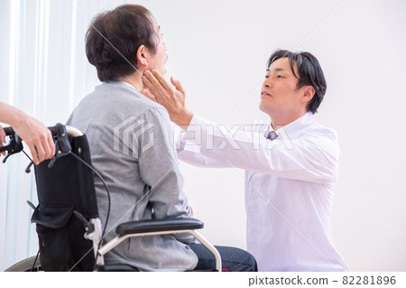看嘴的醫生和坐在輪椅上的病人(牙醫) 看嘴的醫生和坐在輪椅上的病人(牙醫) 82281896