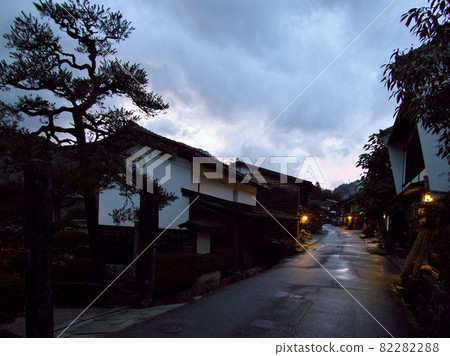 雨後的傍晚,妻籠宿燈火通明 雨後的傍晚,妻籠宿燈火通明 82282288