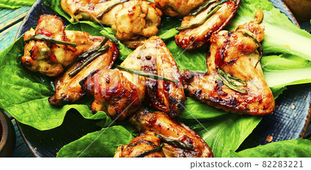 Grilled chicken wings on lettuce leaves Grilled chicken wings on lettuce leaves 82283221